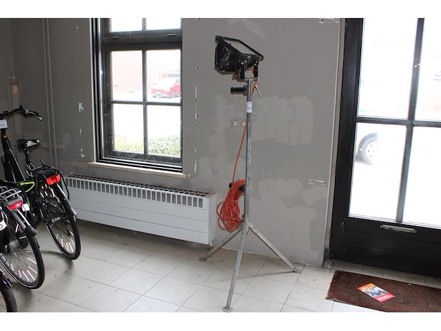 Bouwlamp op statief in hoogte verstelbaar. - afbeelding 1 van  2