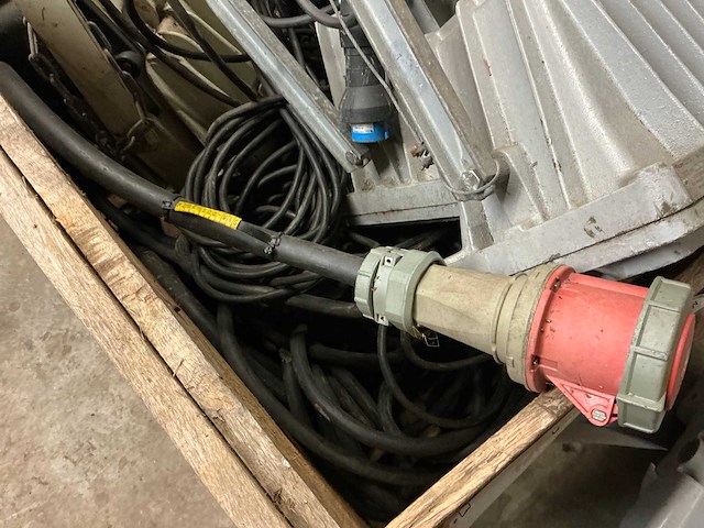 Bouwlampen met kabels - afbeelding 3 van  7