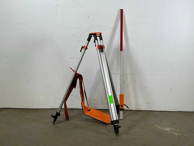 Bouwlaser statief met laserbaak - afbeelding 1 van  6