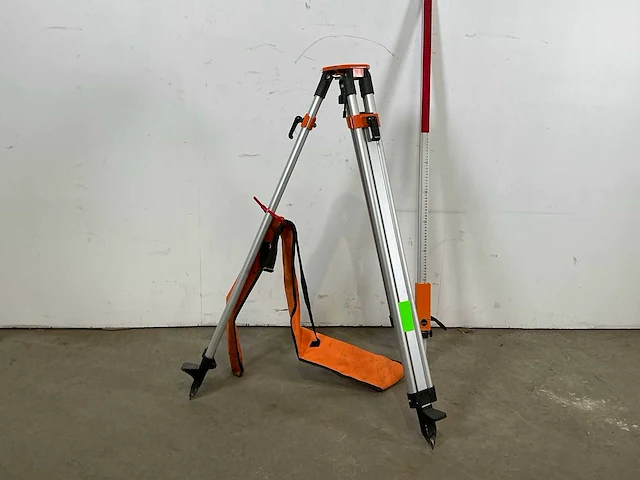 Bouwlaser statief met laserbaak - afbeelding 2 van  6