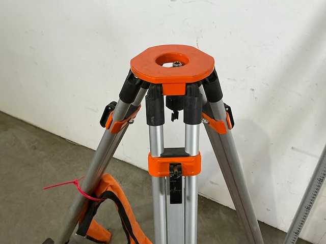Bouwlaser statief met laserbaak - afbeelding 5 van  6