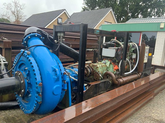 Bouwman tussen pompstation - afbeelding 1 van  22
