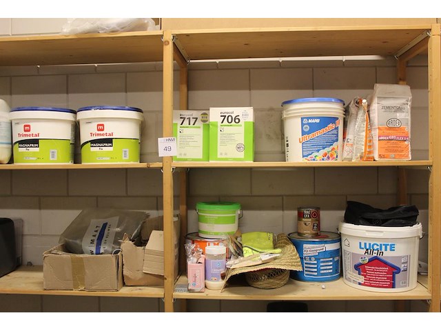 Bouwmaterialen op vier schappen w.o. magnaprim, eurofix tack plus, universeel voegmateriaal, waterdicht voe... - afbeelding 1 van  6