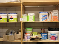 Bouwmaterialen op vier schappen w.o. magnaprim, eurofix tack plus, universeel voegmateriaal, waterdicht voe... - afbeelding 1 van  6
