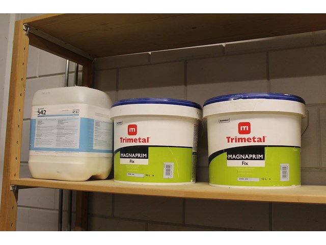 Bouwmaterialen op vier schappen w.o. magnaprim, eurofix tack plus, universeel voegmateriaal, waterdicht voe... - afbeelding 2 van  6