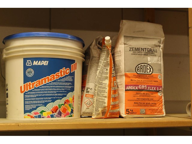 Bouwmaterialen op vier schappen w.o. magnaprim, eurofix tack plus, universeel voegmateriaal, waterdicht voe... - afbeelding 4 van  6