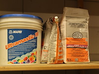 Bouwmaterialen op vier schappen w.o. magnaprim, eurofix tack plus, universeel voegmateriaal, waterdicht voe... - afbeelding 4 van  6