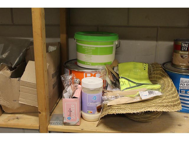 Bouwmaterialen op vier schappen w.o. magnaprim, eurofix tack plus, universeel voegmateriaal, waterdicht voe... - afbeelding 5 van  6