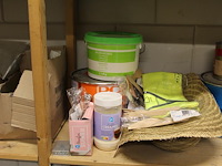 Bouwmaterialen op vier schappen w.o. magnaprim, eurofix tack plus, universeel voegmateriaal, waterdicht voe... - afbeelding 5 van  6