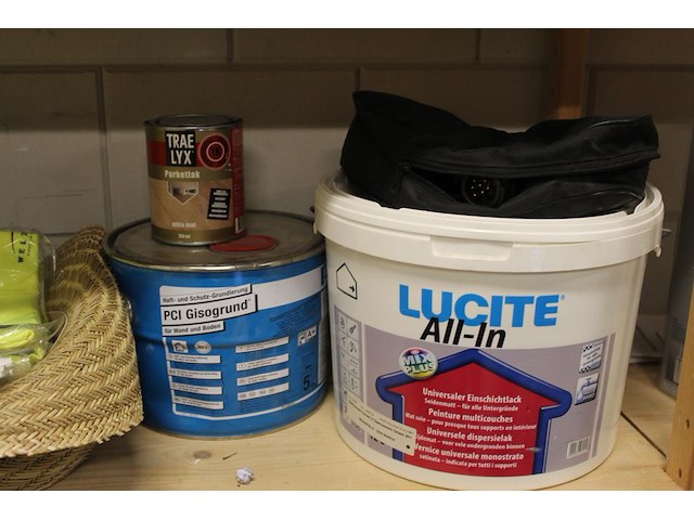 Bouwmaterialen op vier schappen w.o. magnaprim, eurofix tack plus, universeel voegmateriaal, waterdicht voe... - afbeelding 6 van  6