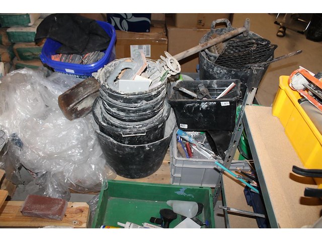 Bouwmaterialen waaronder veiligheidsproducten, kitspuiten, emmers, boormachine, kruiwagen, bouwlamp, stofzu... - afbeelding 2 van  11