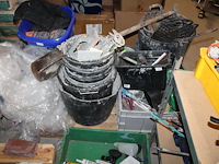 Bouwmaterialen waaronder veiligheidsproducten, kitspuiten, emmers, boormachine, kruiwagen, bouwlamp, stofzu... - afbeelding 2 van  11