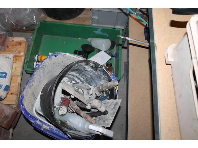 Bouwmaterialen waaronder veiligheidsproducten, kitspuiten, emmers, boormachine, kruiwagen, bouwlamp, stofzu... - afbeelding 3 van  11
