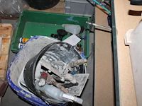 Bouwmaterialen waaronder veiligheidsproducten, kitspuiten, emmers, boormachine, kruiwagen, bouwlamp, stofzu... - afbeelding 3 van  11