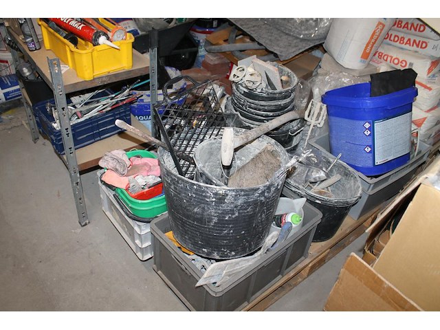 Bouwmaterialen waaronder veiligheidsproducten, kitspuiten, emmers, boormachine, kruiwagen, bouwlamp, stofzu... - afbeelding 1 van  11