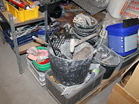 Bouwmaterialen waaronder veiligheidsproducten, kitspuiten, emmers, boormachine, kruiwagen, bouwlamp, stofzu... - afbeelding 1 van  11