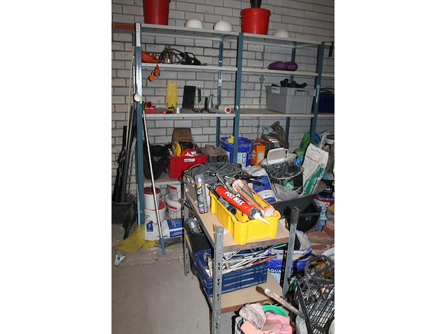 Bouwmaterialen waaronder veiligheidsproducten, kitspuiten, emmers, boormachine, kruiwagen, bouwlamp, stofzu... - afbeelding 4 van  11