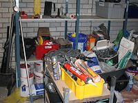 Bouwmaterialen waaronder veiligheidsproducten, kitspuiten, emmers, boormachine, kruiwagen, bouwlamp, stofzu... - afbeelding 4 van  11