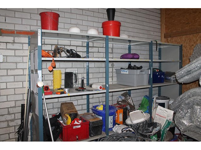 Bouwmaterialen waaronder veiligheidsproducten, kitspuiten, emmers, boormachine, kruiwagen, bouwlamp, stofzu... - afbeelding 5 van  11