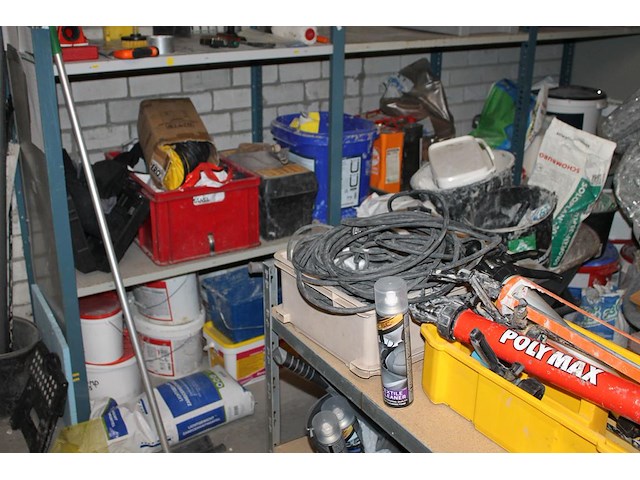 Bouwmaterialen waaronder veiligheidsproducten, kitspuiten, emmers, boormachine, kruiwagen, bouwlamp, stofzu... - afbeelding 6 van  11