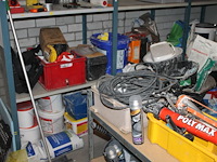 Bouwmaterialen waaronder veiligheidsproducten, kitspuiten, emmers, boormachine, kruiwagen, bouwlamp, stofzu... - afbeelding 6 van  11