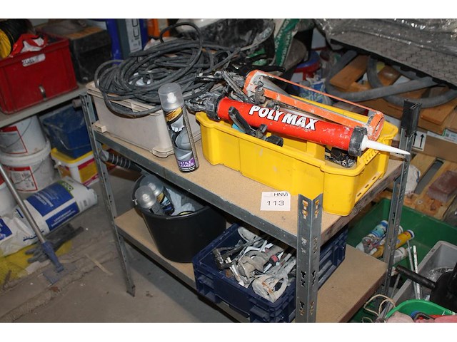 Bouwmaterialen waaronder veiligheidsproducten, kitspuiten, emmers, boormachine, kruiwagen, bouwlamp, stofzu... - afbeelding 7 van  11