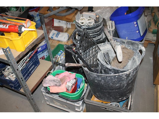 Bouwmaterialen waaronder veiligheidsproducten, kitspuiten, emmers, boormachine, kruiwagen, bouwlamp, stofzu... - afbeelding 8 van  11