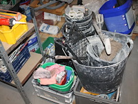 Bouwmaterialen waaronder veiligheidsproducten, kitspuiten, emmers, boormachine, kruiwagen, bouwlamp, stofzu... - afbeelding 8 van  11