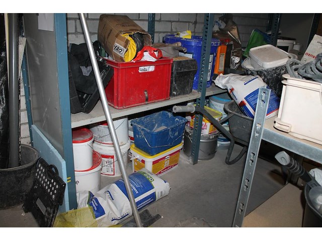 Bouwmaterialen waaronder veiligheidsproducten, kitspuiten, emmers, boormachine, kruiwagen, bouwlamp, stofzu... - afbeelding 9 van  11