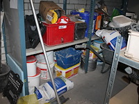 Bouwmaterialen waaronder veiligheidsproducten, kitspuiten, emmers, boormachine, kruiwagen, bouwlamp, stofzu... - afbeelding 9 van  11