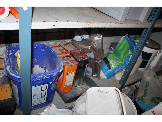 Bouwmaterialen waaronder veiligheidsproducten, kitspuiten, emmers, boormachine, kruiwagen, bouwlamp, stofzu... - afbeelding 10 van  11