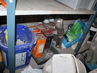 Bouwmaterialen waaronder veiligheidsproducten, kitspuiten, emmers, boormachine, kruiwagen, bouwlamp, stofzu... - afbeelding 10 van  11