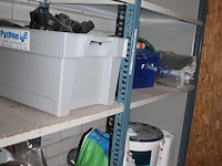 Bouwmaterialen waaronder veiligheidsproducten, kitspuiten, emmers, boormachine, kruiwagen, bouwlamp, stofzu... - afbeelding 11 van  11