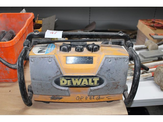 Bouwradio dewalt met accu - afbeelding 1 van  2