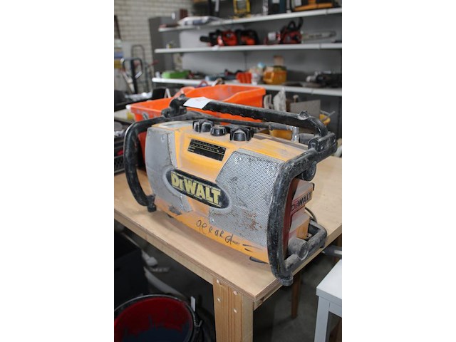 Bouwradio dewalt met accu - afbeelding 2 van  2