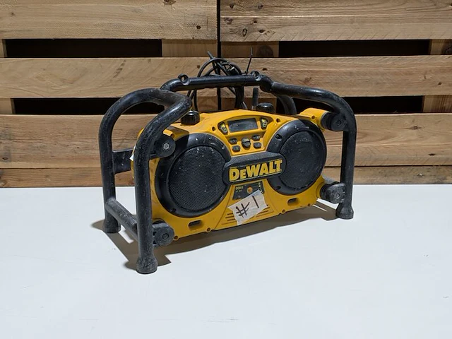 Bouwradio met ingebouwde acculader, dewalt, dc011-gb/qw - afbeelding 1 van  5