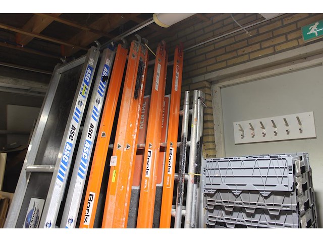 Bouwsteiger boels bestaande uit 10 zijdelen, 7 loopplanken, 4 stutten, 2 leuningen, 4 wielen en ca. 20 scho... - afbeelding 1 van  4