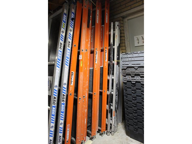 Bouwsteiger boels bestaande uit 10 zijdelen, 7 loopplanken, 4 stutten, 2 leuningen, 4 wielen en ca. 20 scho... - afbeelding 2 van  4