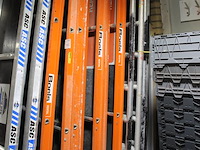 Bouwsteiger boels bestaande uit 10 zijdelen, 7 loopplanken, 4 stutten, 2 leuningen, 4 wielen en ca. 20 scho... - afbeelding 2 van  4