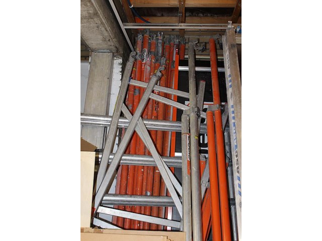 Bouwsteiger boels bestaande uit 10 zijdelen, 7 loopplanken, 4 stutten, 2 leuningen, 4 wielen en ca. 20 scho... - afbeelding 3 van  4