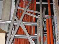 Bouwsteiger boels bestaande uit 10 zijdelen, 7 loopplanken, 4 stutten, 2 leuningen, 4 wielen en ca. 20 scho... - afbeelding 3 van  4