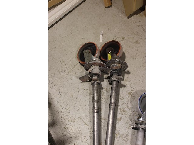 Bouwsteiger boels bestaande uit 10 zijdelen, 7 loopplanken, 4 stutten, 2 leuningen, 4 wielen en ca. 20 scho... - afbeelding 4 van  4