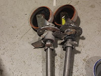 Bouwsteiger boels bestaande uit 10 zijdelen, 7 loopplanken, 4 stutten, 2 leuningen, 4 wielen en ca. 20 scho... - afbeelding 4 van  4