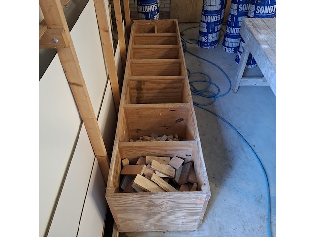 Bouwwerkbank en bak met resthout - afbeelding 8 van  10