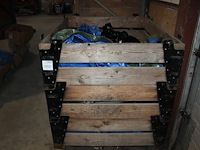 Bouwzeilen in krat. - afbeelding 1 van  2