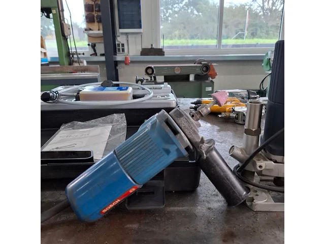 Bovenfrees met rechte slijper bosch en ferm - afbeelding 2 van  7