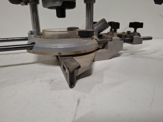 Bovenfreesmachine 230v, bosch, gof 1250 ce, 2017 - afbeelding 2 van  9