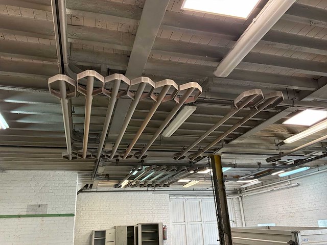 Bovenliggende spoortransportband met pneumatische wissels / ca. 70 m – 9 pneumatische wissels – 28 ophangingen - afbeelding 4 van  9