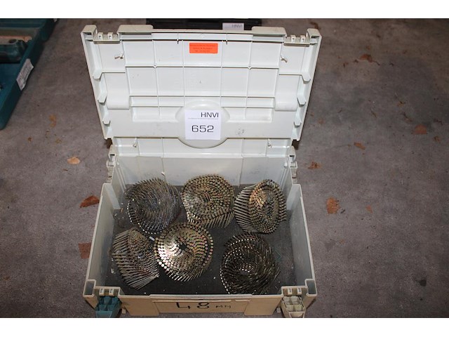 Box met nagels. - afbeelding 1 van  2