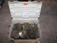 Box met nagels. - afbeelding 1 van  2